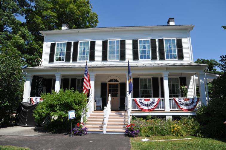 Exterior of the 19th century Lansing Manor house